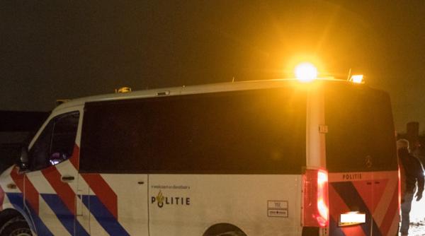 Olanda. Cinci români, arestați după o "greșeală": Poliția i-a găsit sub un pod, lângă mașini