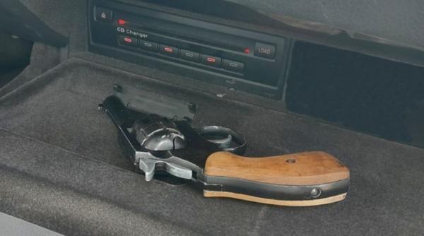 Germania. Român, prins cu cu un revolver încărcat, ascuns în mașină. Luat la întrebări de poliție, a leșinat 