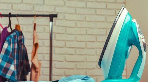 Haine și cearșafuri parfumate și fără cute. Adăugă câteva picături minune în apa fierului de călcat și vei fi uimită de rezultate