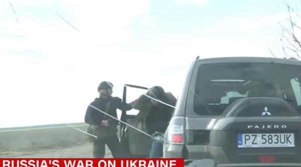 O echipă de jurnaliști CNN, surprinsă de un atac furibund de artilerie al armatei ruse - VIDEO