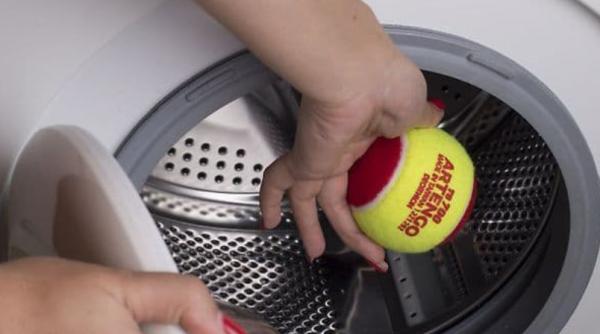 Pune câteva mingi de tenis în mașina de spălat atunci când bagi rufele: Un truc genial, care te scapă de multe bătăi de cap