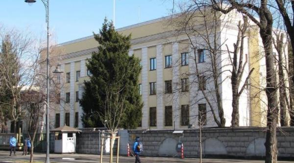 Reacția ambasadei Rusiei, după ce o mașina în gardul misiunii diplomatice: Act sub influența unei explozii de isterie anti-rusă  