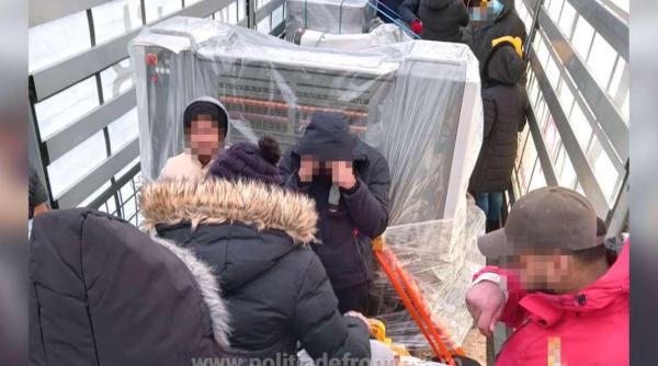 20 de străini, care intenționau să ajungă în vestul Europei, găsiți ascunși într-un TIR