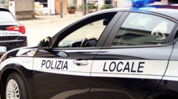 Italia. Un român flămând, prins la furat dintr-un magazin: și-a umplut rucsacul cu biscuiți și mâncare 