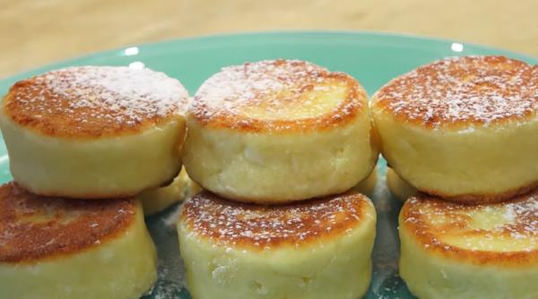 Nu-i poți uita gustul. Din brânză de vaci, griș și-o tigaie faci cel mai demențial desert. Uită de clasicii papanași