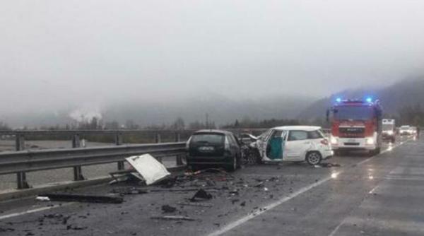 Accident groaznic în Italia: Trei morți după ce două mașini s-au ciocnit puternic