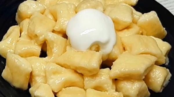 Altfel de colțunași. Găluște leneșe, rețeta mai rapidă și mai delicioasă! Nu știam că se prepara atât de simplu acest desert