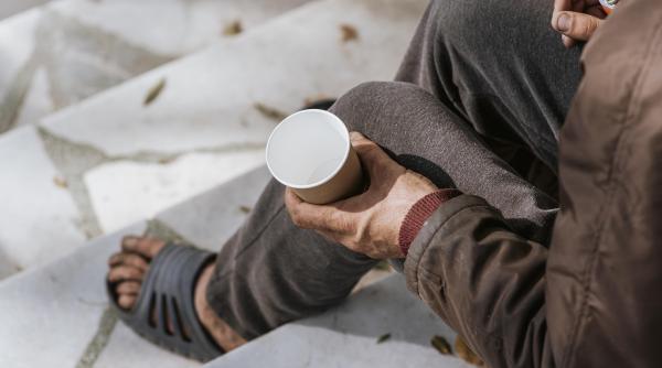 O grupare de români a forțat oameni să cerșească în Germania și Austria: S-au îmbogățit cu 200.000 de euro după ce le-a promis un loc de muncă