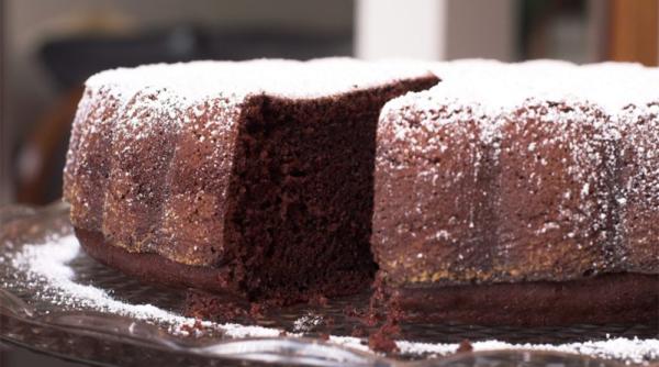 Tort magic de ciocolată, fără făină, ouă sau unt: Ai nevoie doar de 3 ingrediente și 10 minute!