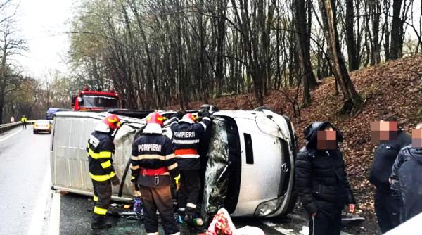 Microbuz plin cu români, implicat într-un accident cumplit: Cinci victime