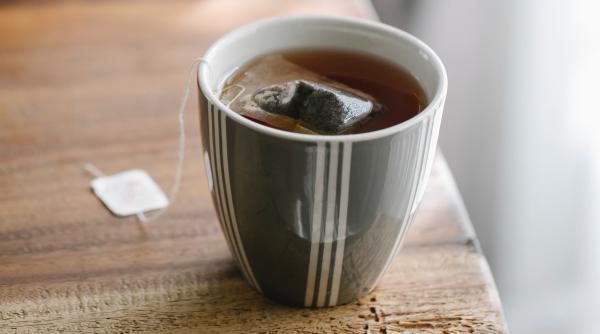 Pune un pliculeț de ceai în toaletă: Trucul neașteptat al bunicilor, cu un efect wow!