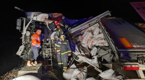 Accident teribil între două autotrenuri, pe Valea Oltului: Un mort şi doi răniţi; traficul rutier e blocat total pe DN 7