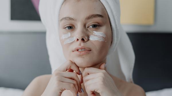 Aplică un strat de cremă împotriva hemoroizilor, sub ochi: Pare ciudat, dar efectul este miraculos