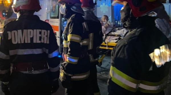 Două românce au ajuns la spital după ce maşina în care se aflau s-a răsturnat şi a luat foc