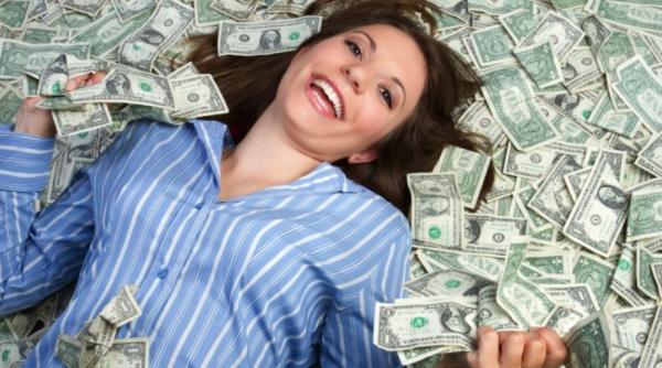 Horoscop. Cinci zodii vor avea noroc cu carul în luna mai. Banii vor cădea, practic, din cer pentru acești nativi