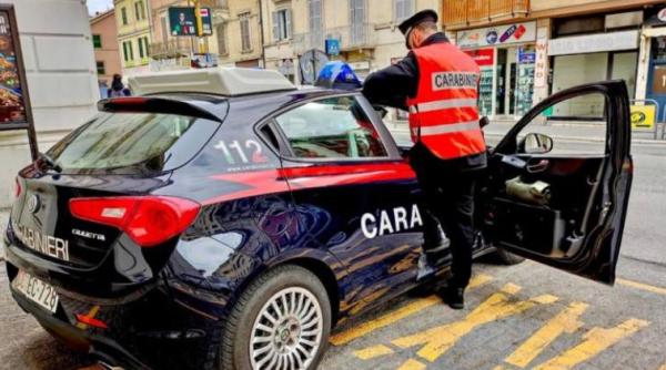 Italia. Român, scandal monstru într-un bar: a refuzat să plătească, a scos cuțitul la barman și a sărit să-i bată pe carabinieri