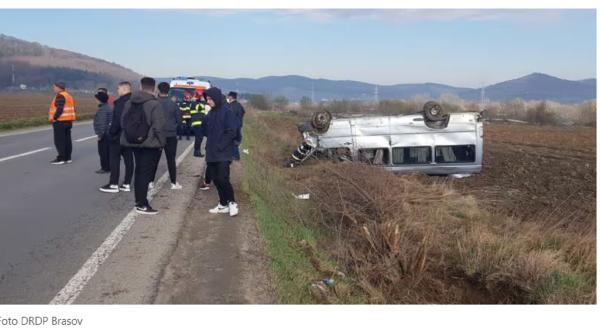 Microbuz plin cu români, răsturnat pe un câmp: Sunt implicate 12 persoane, între care un copil