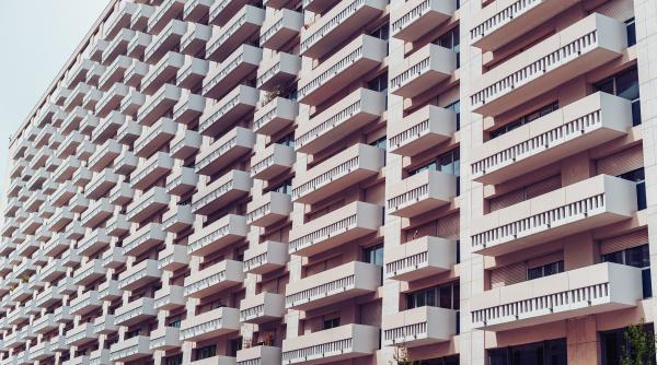 O chiriașă româncă a lăsat fără 120.000 de euro și fără bijuterii pe proprietara apartamentului: „Așa mi-am dat seama că sunt escroci”