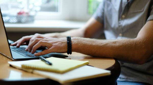 Percheziții în România și Marea Britanie. Românii „vindeau” medicamente pentru cancer. Prejudiciu de 100.000 de euro