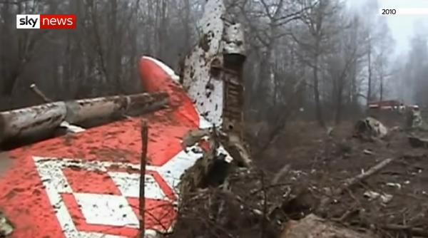 Raport oficial polonez: Două explozii, responsabile de accidentul aviatic de la Smolensk din 2010