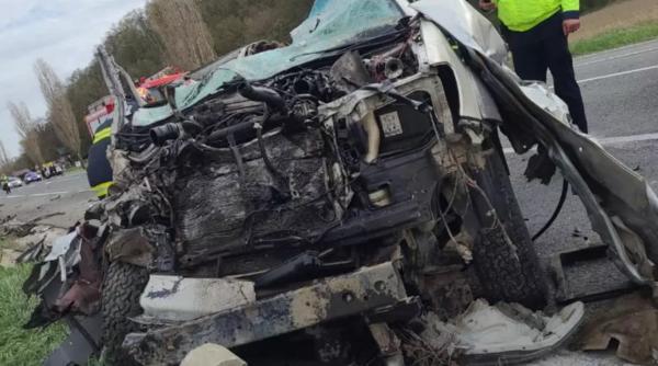 Trei români au murit, iar alți patru au fost răniţi într-un grav accident rutier. Coliziune frontală între patru maşini în Bacău