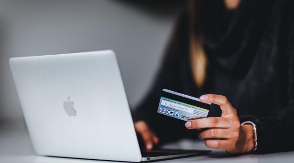 4 mituri comune despre cardurile de credit și adevărul din spatele lor
