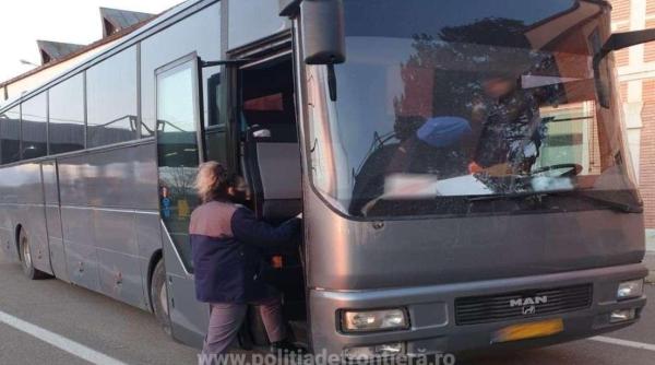 Autocar, cu destinația Franța, oprit la frontieră. Un pasager a fost dat joi cu tot cu bagaje și amendat