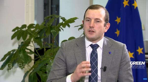 Comisarul european pentru mediu: României îi lipseşte un plan finalizat pentru a rezolva problema gropilor de gunoi