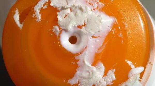 Nu arunca cremele pentru față și corp care au expirat. Le poți folosi la treburile casnice și vei economisi și bani 