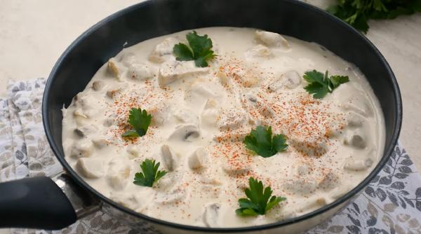 Pui cu smântână și ciuperci, o rețetă cremoasă, gustoasă și elegantă. Ți se topește în gură fiecare îmbucătură