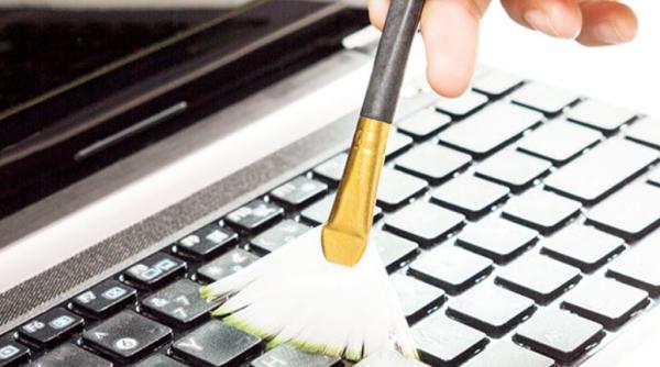 Curăța tastatura computerului cu bicarbonat de sodiu. Un truc rapid și inteligent, de care nu știai