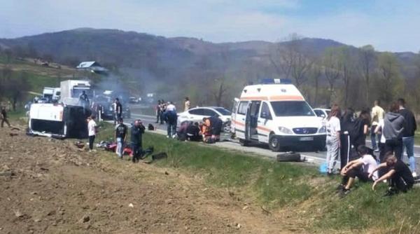 UPDATE. PLAN ROȘU activat după un accident între două microbuze pline cu români. Persoane încarcerate și mai multe victime