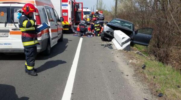 Șoferiță româncă, în stare gravă, după ce intrat cu mașina într-un cap pod. Pasagera de 75 de ani a murit pe loc