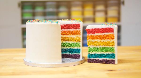 Tort în trei culori de Paște. Asortează ouăle frumos decorate cu un tort incredibil de gustos și elegant. Nu trebuie să ratezi această rețetă!