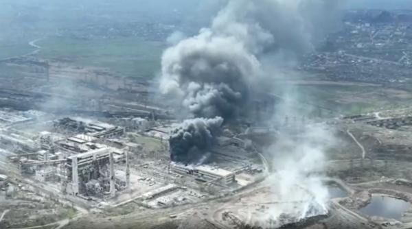 Atac masiv cu bombe asupra fabricii Azovstal din Mariupol: „În subsol se află cel puțin 1.000 de civili“