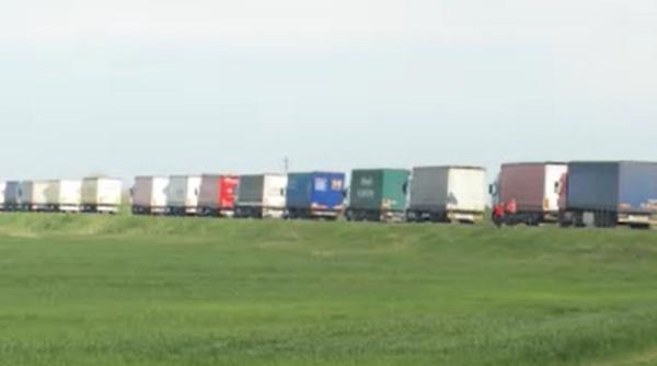 Cozi interminabile la granița de vest a României. Timpii de așteptare au ajuns și la 10 ore: „Sperăm că de Paști să ajungem la familii”