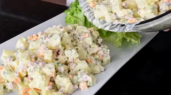 Salată de cartofi americană fabuloasă. Uită de salata orientală, este de zece ori mai bună! Ține minte rețeta că se vor linge toți pe degete