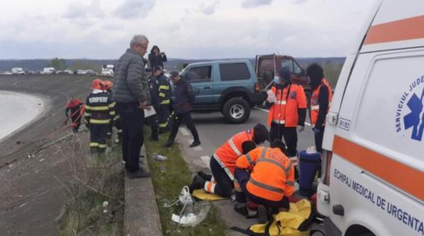 Tânăr român, mort după ce a căzut cu mașina într-un lac de acumulare