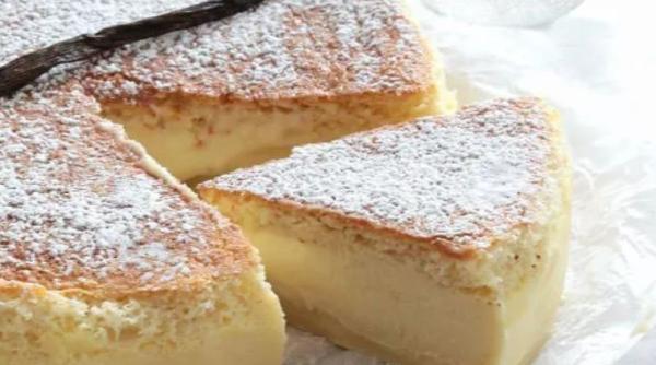 Tort magic pentru micul dejun. Un singur aluat cu trei texturi diferite: pandișpan, smântână și budincă  