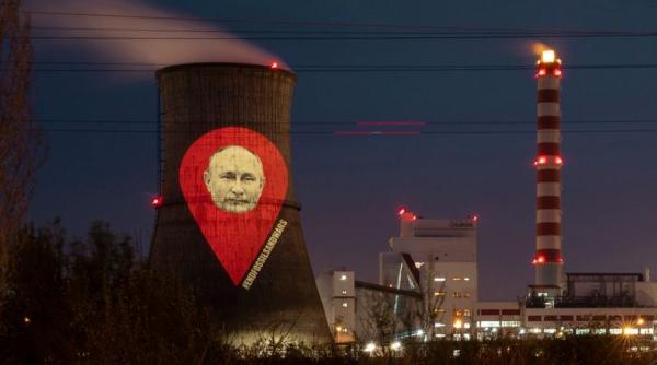 Chipul lui Vladimir Putin și mesaje anti-război, proiectate pe turnul rafinăriei Lukoil din Ploiești - FOTO