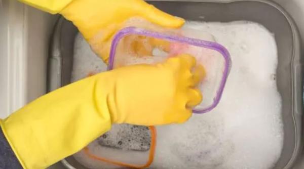 Degresați recipientele de plastic într-o secundă. Gata cu petele galbene și inestetice