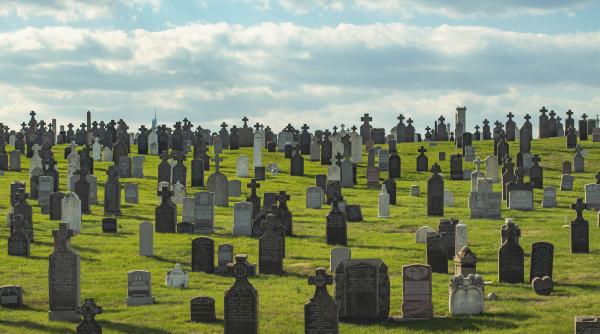 Cluj: Un bărbat băut și cu permisul reținut a ajuns cu mașina într-un cimitir