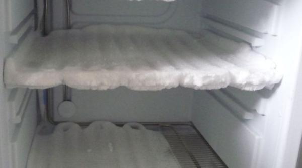 Cum să dezgheți congelatorul în câteva minute. O metoda super ușoară, la care vei recurge mereu