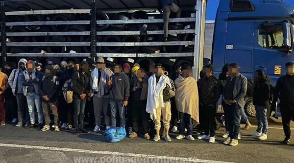 Două automarfare, oprite la frontieră. Zeci de migranți, depistați de polițiști, în semiremorci 