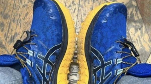 Un rus din Moscova, reținut și amendat pentru că purta pantofi sport în culorile Ucrainei, albastru și galben