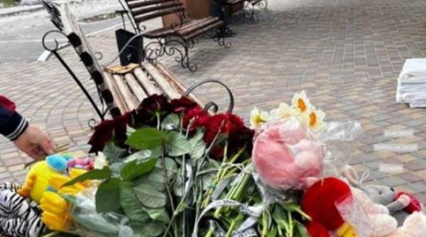 Flori și jucării, depuse de ucraineni la blocul din Odesa, bombardat de ruși. Kira, de doar de trei luni, a murit lângă mama sa 