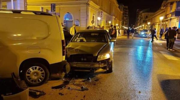 Italia. Un român a făcut prăpăd pe străzile din Taranto: A lovit zeci de mașini parcate și s-a oprit într-o dubă