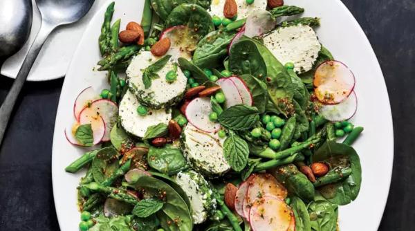 Salată de primăvară cu baby spanac, mazăre și brânză de capră. E perfectă după masa grea de Paște
