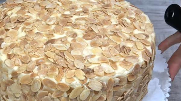 Maimuța de Paște, nimic mai delicios! O mâncăm cu linguri mari, prea pufoasă și cremoasă!