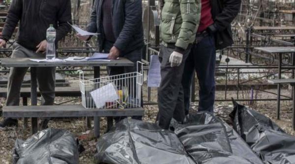 Unele ucrainence, omorâte în zona Kievului, au fost violate înainte de a fi ucise. Dovezile, găsite de legiști